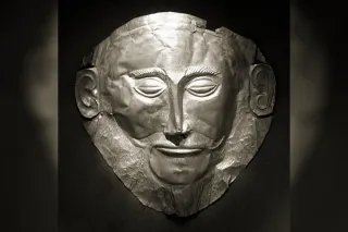 Agamemnon, sceptre en main, chef de l'armée achéenne devant Troie