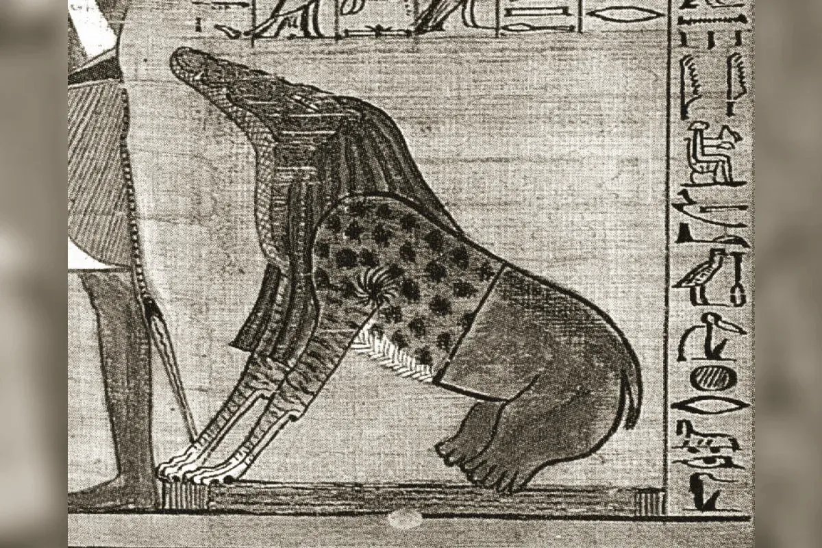 Ammit, créature composite à tête de crocodile, poitrine de lion et arrière-train d'hippopotame, guettant près de la balance du jugement