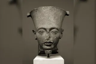 Tête sculptée du dieu Amon coiffé de sa haute couronne, Metropolitan Museum of Art