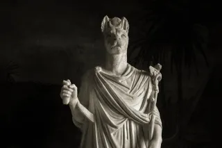 Anubis à tête de chacal noir, représentation de l'art égyptien antique, veillant sur une momie