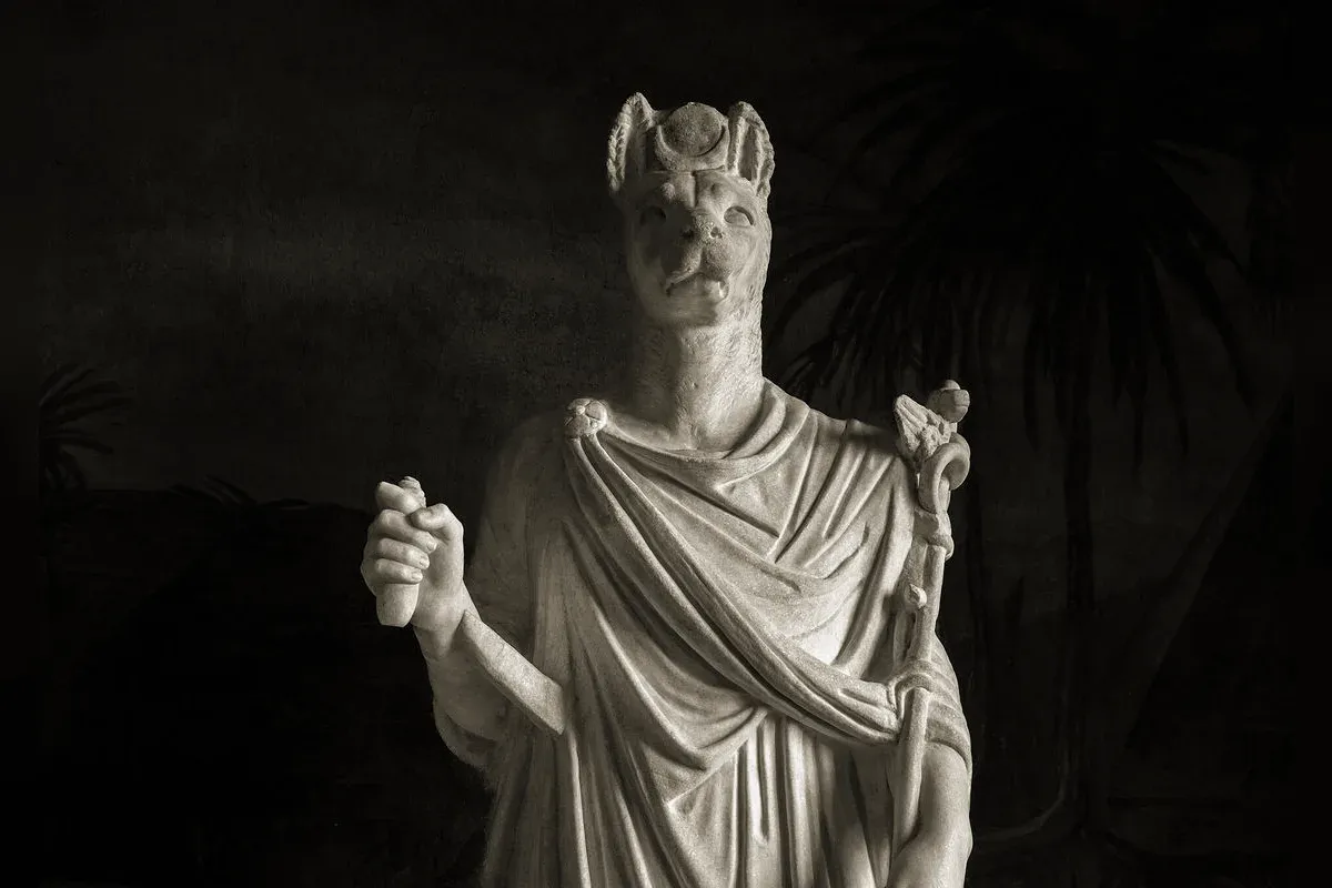 Anubis à tête de chacal noir, représentation de l'art égyptien antique, veillant sur une momie
