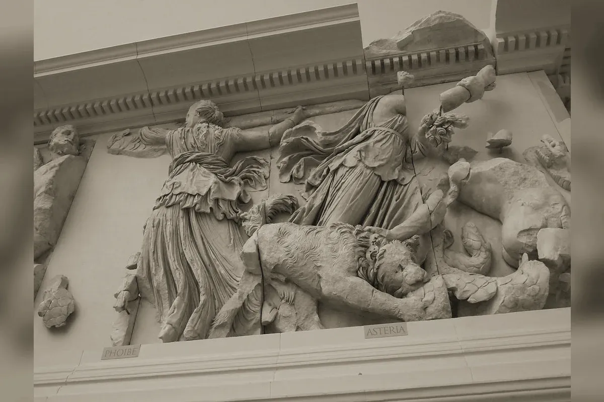 Phœbé à la torche et sa fille Astéria à l'épée, frise du grand autel de Pergame
