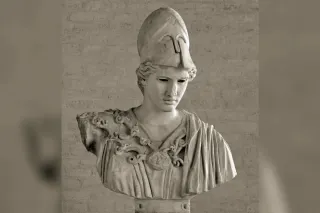 Statue antique d'Athéna casquée tenant sa lance et son bouclier