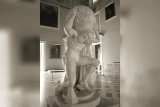 Atlas agenouillé portant la sphère céleste sur ses épaules, sculpture antique