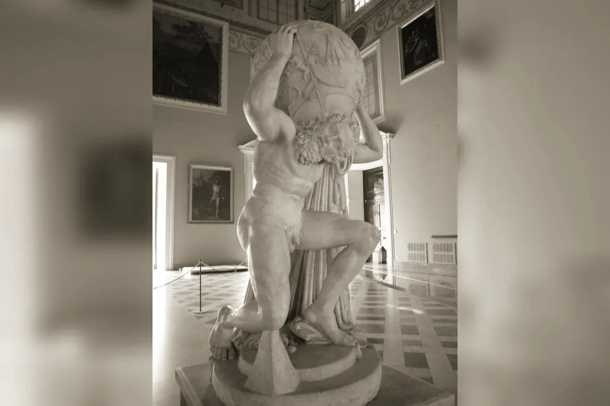 Atlas agenouillé portant la sphère céleste sur ses épaules, sculpture antique