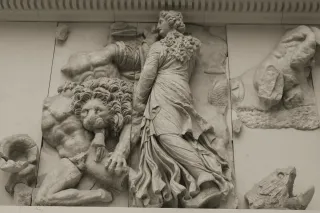 Céto combattant les Géants, frise nord de l'autel de Pergame : figure féminine drapée, lion et monstre marin