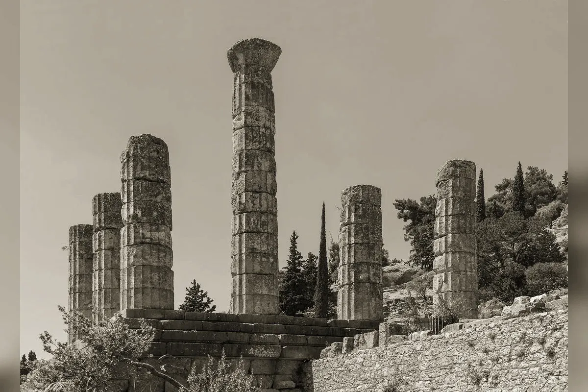 Ruines du temple d'Apollon à Delphes, avec la vallée de Phocide en arrière-plan
