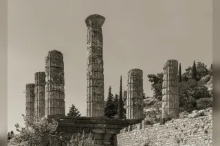 Ruines du temple d'Apollon à Delphes, avec la vallée de Phocide en arrière-plan