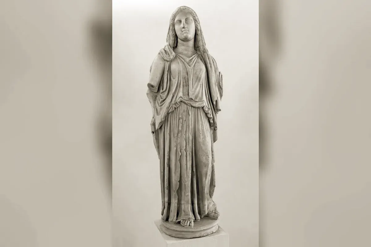 Représentation antique de Déméter portant une gerbe de blé et un flambeau