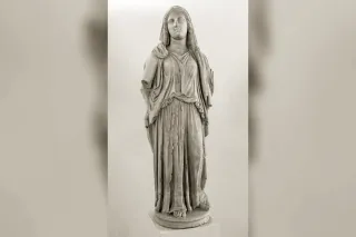 Représentation antique de Déméter portant une gerbe de blé et un flambeau