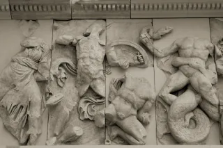 Section de la frise nord de l'autel de Pergame identifiée comme Dioné par le musée : figure féminine drapée, acéphale, combattant les Géants