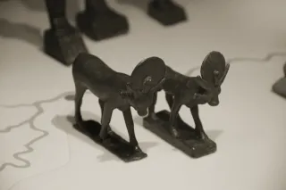 Statuettes en bronze du taureau Apis, disque solaire entre les cornes