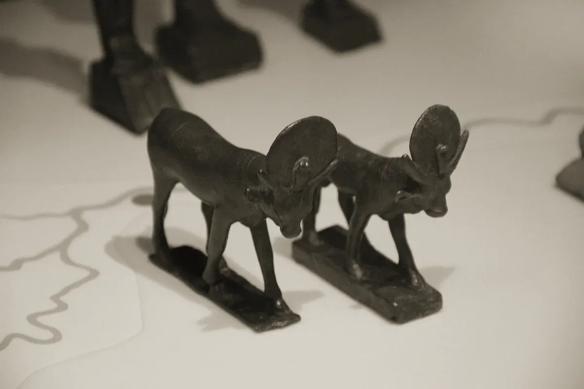 Statuettes en bronze du taureau Apis, disque solaire entre les cornes