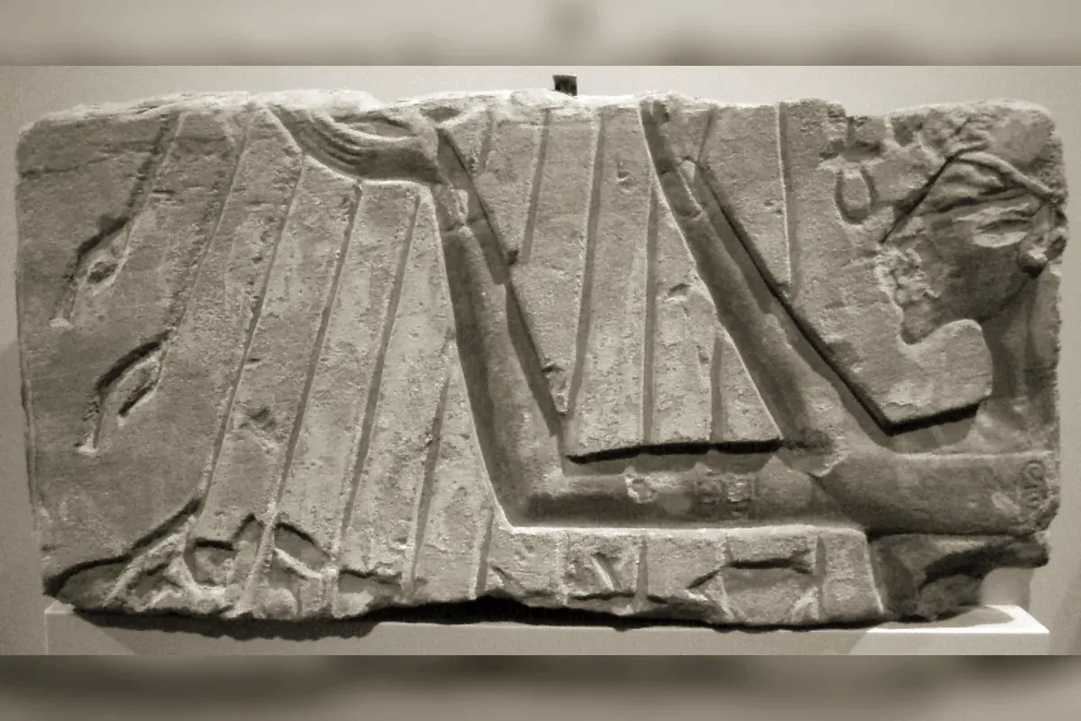 Amarna relief fragment: the rays of the Aten's disk reaching down to Akhenaten