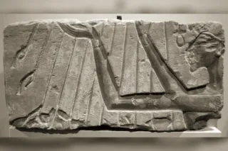 Fragment de relief amarnien : les rayons du disque d'Aton descendent vers Akhenaton