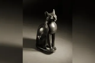 Bastet, déesse égyptienne à tête de chatte tenant un sistre, art classique égyptien
