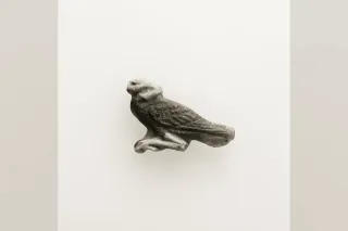 Amulette égyptienne figurant l'oiseau bénou sous la forme d'un héron perché
