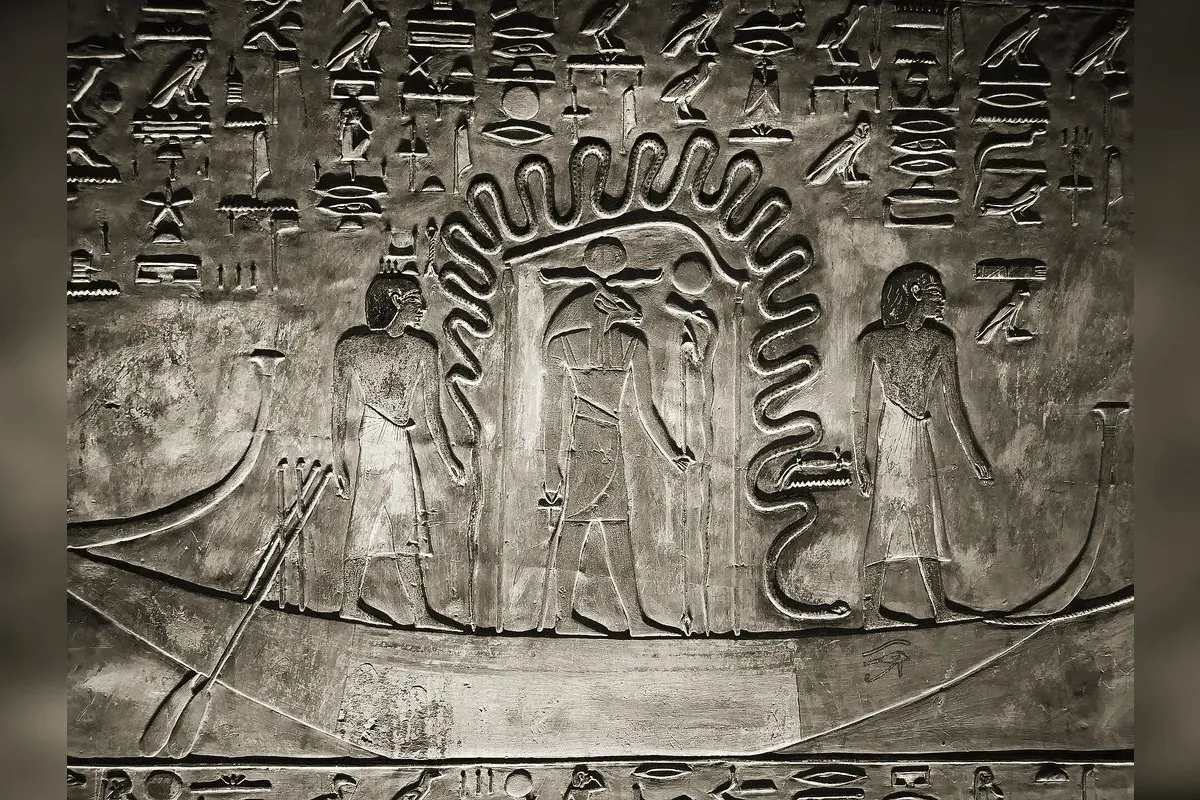 La Douat, monde souterrain égyptien, avec la barque solaire traversant les heures de la nuit