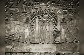 La Douat, monde souterrain égyptien, avec la barque solaire traversant les heures de la nuit