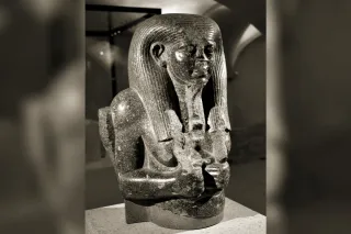 Partie supérieure d'une statue en granit de Hâpy, dieu de la crue du Nil