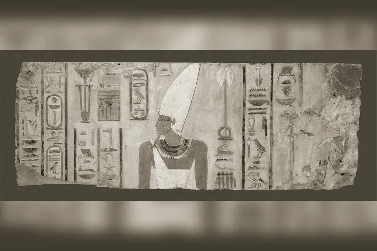 Hathor coiffée du disque solaire entre les cornes de vache, art égyptien classique
