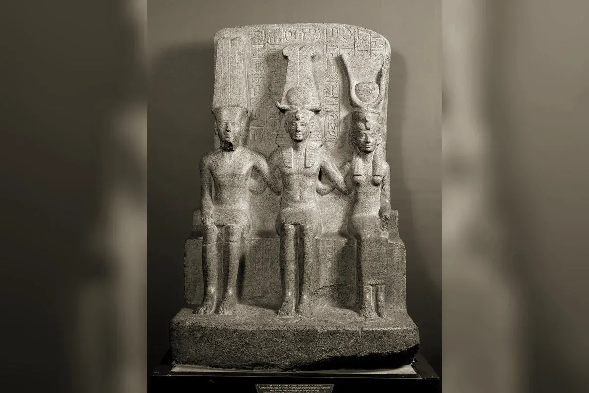Groupe en granit : Ramsès II assis entre le dieu Amon et la déesse Mout