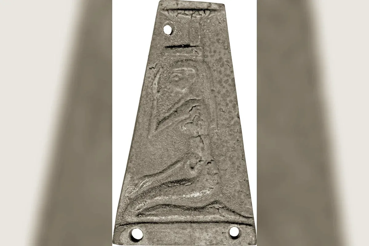 Nephthys aux ailes déployées, coiffée du hiéroglyphe de la demeure, art égyptien classique