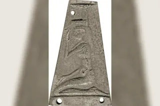 Nephthys aux ailes déployées, coiffée du hiéroglyphe de la demeure, art égyptien classique