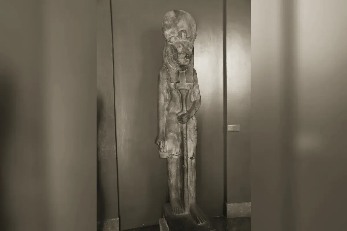 Sekhmet, déesse égyptienne à tête de lionne coiffée du disque solaire, statue classique