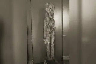 Sekhmet, déesse égyptienne à tête de lionne coiffée du disque solaire, statue classique