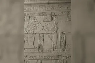 Relief mural égyptien où Séchat, tige de palmier en main, enregistre les annales