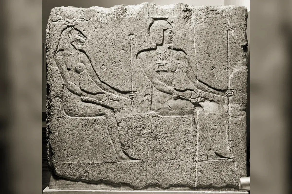 Shou soulevant Nout de ses bras au-dessus de Geb, dieu de l'air, art égyptien classique