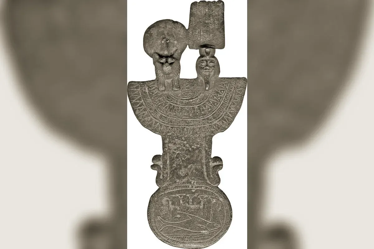 Contrepoids de ménat orné des têtes de Shou et de Tefnout, Walters Art Museum