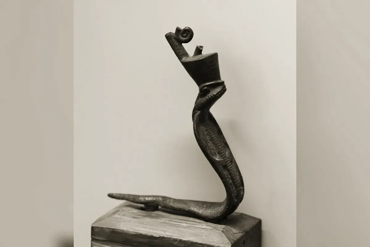 Ouadjet en cobra dressé coiffé de la couronne rouge, musée du Louvre