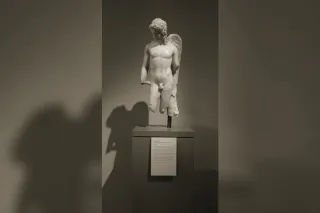 Éros ailé, dieu grec du désir, représenté avec son arc et ses flèches dans un contexte antique