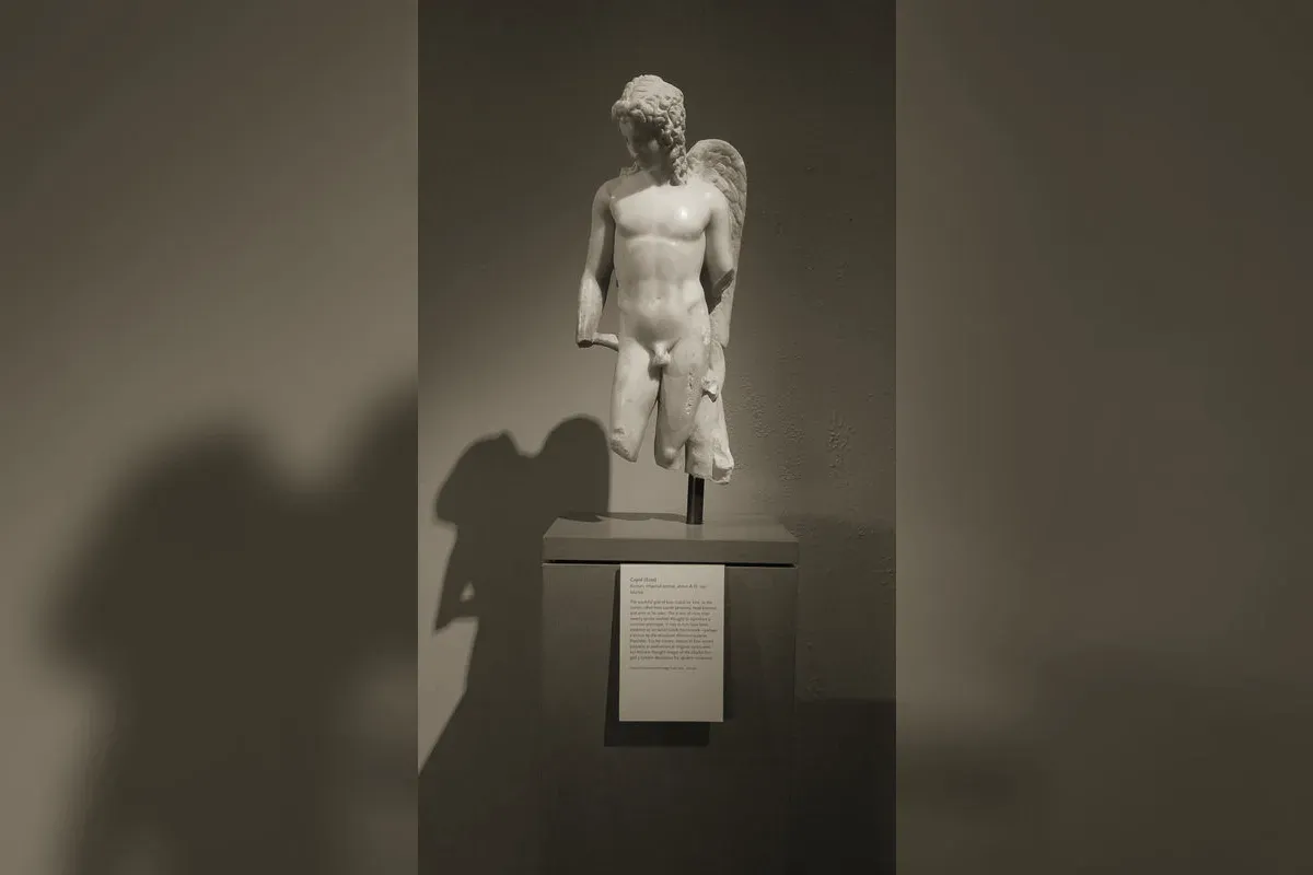 Éros ailé, dieu grec du désir, représenté avec son arc et ses flèches dans un contexte antique