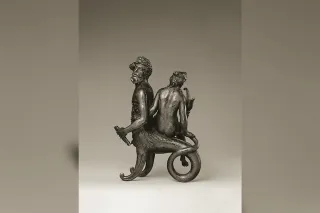 Triton, dieu marin à queue de poisson, soufflant dans sa conque