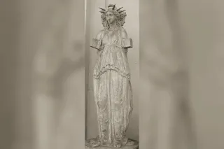 Hécate triforme tenant des torches, statue antique aux trois corps dos à dos