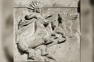 Hélios conduisant son char solaire tiré par quatre chevaux à travers le ciel, art antique