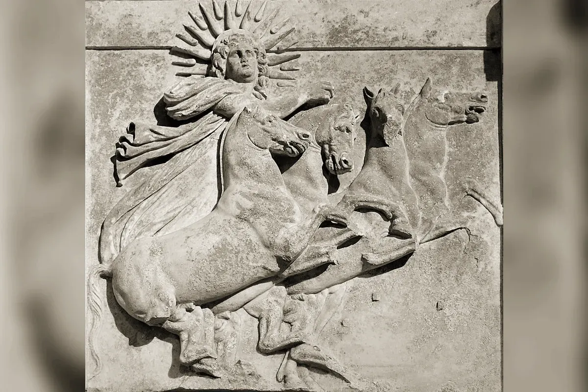 Hélios conduisant son char solaire tiré par quatre chevaux à travers le ciel, art antique