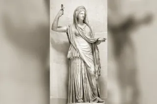 Statue antique d'Héra portant sa couronne et son sceptre