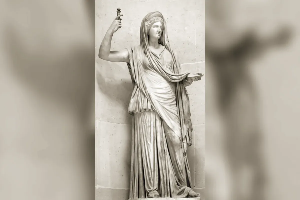 Statue antique d'Héra portant sa couronne et son sceptre