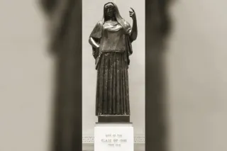 Représentation antique d'Hestia voilée, assise près du foyer sacré