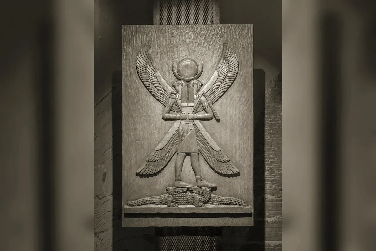 Horus à tête de faucon coiffé de la couronne double, tenant le sceptre-ouas