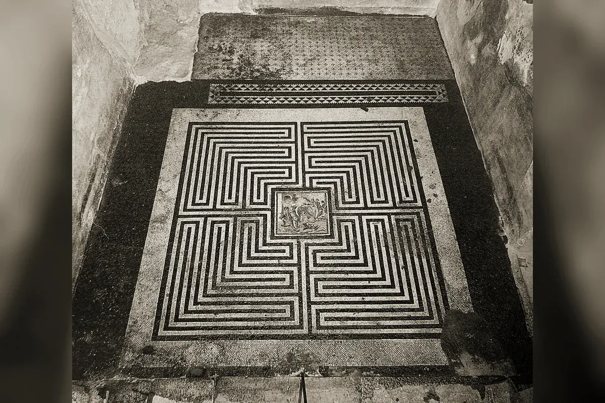 Mosaïque du labyrinthe avec Thésée et le Minotaure en son centre, maison du Labyrinthe à Pompéi