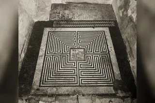 Mosaïque du labyrinthe avec Thésée et le Minotaure en son centre, maison du Labyrinthe à Pompéi