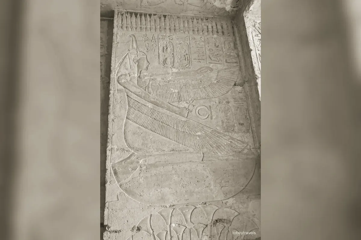 Maât agenouillée, ailes déployées, relief de la tombe de Séthi II dans la Vallée des Rois