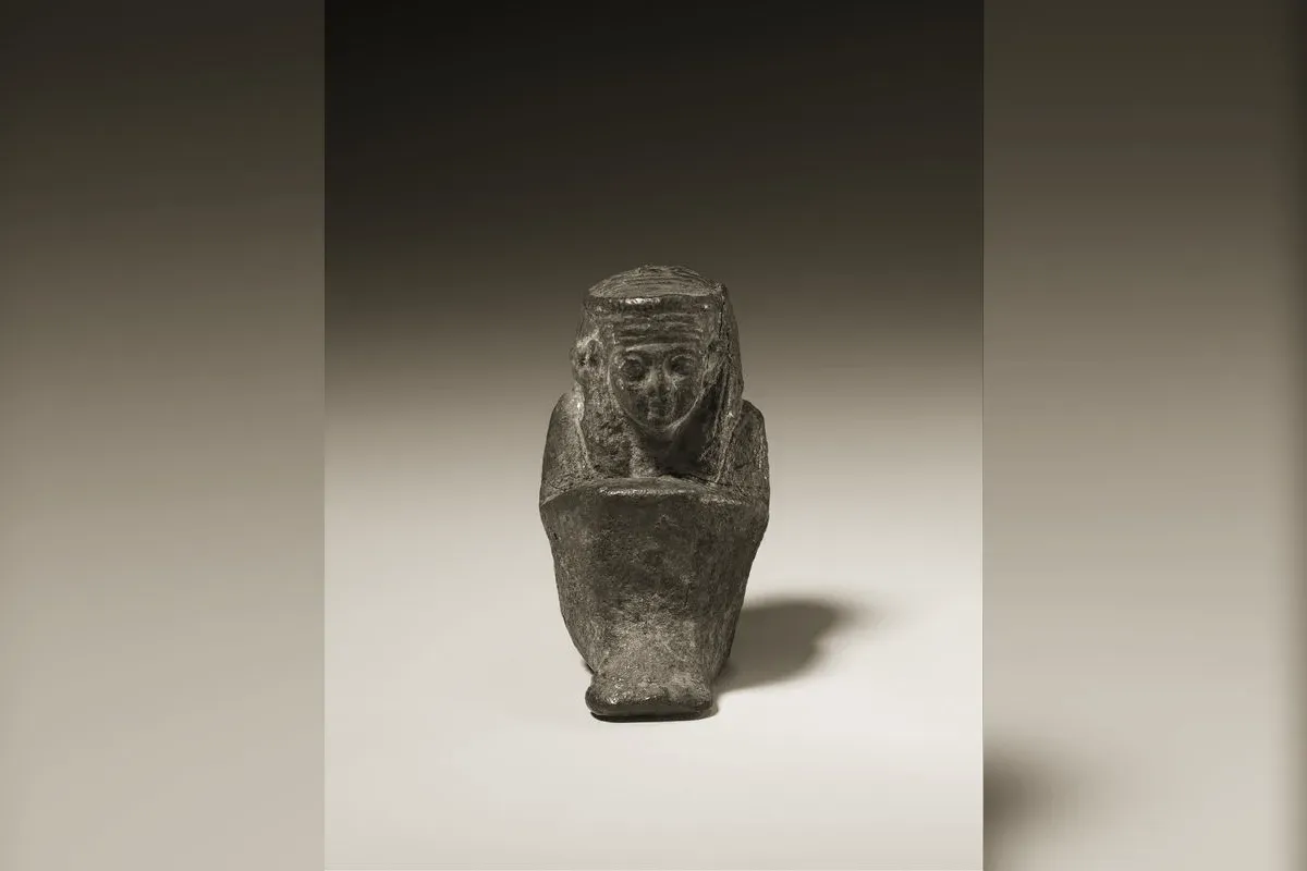Maât représentée assise, portant la plume d'autruche qui symbolise la vérité