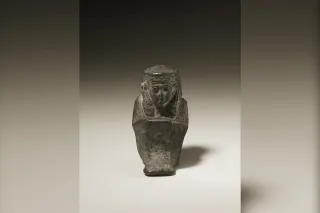 Maât représentée assise, portant la plume d'autruche qui symbolise la vérité