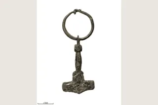 Pendentif viking en argent en forme de marteau de Thor, Musée d'histoire de Suède